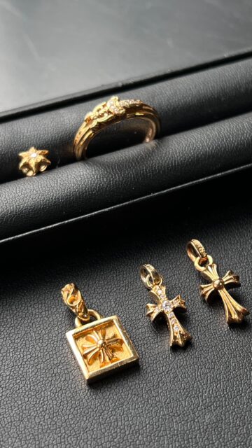 .

𝐂𝐇𝐑𝐎𝐌𝐄 𝐇𝐄𝐀𝐑𝐓𝐒
22Kジュエリーをピックアップ.

◇22K フレームド CHプラス ペンダントトップ
¥593,780

◇22K ベイビーファットチャーム パヴェダイヤ ペンダントトップ
¥593,780

◇22K ベイビーファット チャーム ペンダント
¥406,780

◇22K ベイビー クラシック ダガー ダイヤ ゴールド リング 15号
¥767,800

◇22K スター スタッド 1ダイヤ ゴールド ピアス
¥263,780

——————

すべてLIFE仙台中倉店とオンラインショップで販売中。
店舗ではご試着も可能です。

クロムハーツの販売はもちろん、買取も行っています！

＜買取方法＞店舗買取・宅配買取の2種類
＜事前見積＞売りたいお品物の写真を送るだけでおおよその買取金額がわかる
LINE無料仮査定サービスを実施中！
＜査定費用＞事前見積・買取・送料・キャンセルなどすべて無料。
お客様が負担することはございません。

詳しくはプロフィールリンクをご覧ください✅
LINE追加はハイライトからも可能です。

——————

LIFE仙台中倉店
〒984-0821
宮城県仙台市若林区中倉3丁目17-57

#クロムハーツ #ChromeHearts #chromehearts #chromeheartsjapan #chromeheartsjewelry #chromeheartsring #chromeheartsnecklace #chromeheartsfashion #chromeheartsstyle #chromeheartsaddict #chromeheartslover #chromeheartssilver #chromeheartsaccessories #luxurystreetwear #クロムハーツ好きと繋がりたい #クロムハーツファッション #クロムハーツコーデ #クロムハーツ買取 #クロムハーツ仙台 #仙台古着 #仙台ブランド古着 #ブランド古着 #ブランド古着買取 #ブランド古着販売 #ブランド買取 #買取販売 #ブランド古着LIFE #ブランド買取専門店 #lifesendai