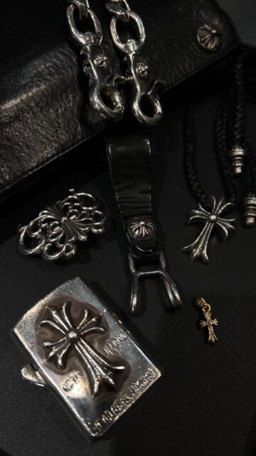.

𝐂𝐇𝐑𝐎𝐌𝐄 𝐇𝐄𝐀𝐑𝐓𝐒
人気のアクセサリー＆レザーアイテムをピックアップ.

◇CLASSIC SHORT-T 2クリップ ショート クラシック ウォレットチェーン
¥1,055,780

◇ZIPPO LIGHTERZ V1 FUCK YOU CHクロス ファックユー ジッポ ライター
¥186,780

◇Kate Hudson VALLETTA BUTTERFLY ケイトハドソン バタフライ バレッタ
¥159,280

◇BELT LOOP クロスボールボタン レザー ベルトループ（原本無）
¥82,478

◇22K BBYFAT P/DIA ベイビーファット パヴェダイヤ ペンダントトップ
¥582,780

◇LONG WALLET グリーシー クロスボール ウォレット
¥115,280

◇CH CRS SML スモールCHクロス レザーブレイド ボロチップ ネックレス
¥159,280

——————

すべてLIFE仙台中倉店とオンラインショップで販売中。
店舗ではご試着も可能です。

クロムハーツの販売はもちろん、買取も行っています！

＜買取方法＞店舗買取・宅配買取の2種類
＜事前見積＞売りたいお品物の写真を送るだけでおおよその買取金額がわかる
LINE無料仮査定サービスを実施中！
＜査定費用＞事前見積・買取・送料・キャンセルなどすべて無料。
お客様が負担することはございません。

詳しくはプロフィールリンクをご覧ください✅
LINE追加はハイライトからも可能です。

——————

LIFE仙台中倉店
〒984-0821
宮城県仙台市若林区中倉3丁目17-57

#クロムハーツ #ChromeHearts #chromehearts #chromeheartsjapan #chromeheartsjewelry #chromeheartswallet #chromeheartswalletchain #chromeheartsbeltloop #chromeheartszippo #chromeheartsbutterfly #chromeheartsnecklace #chromeheartsfashion #chromeheartsstyle #chromeheartsaddict #chromeheartslover #クロムハーツ好きと繋がりたい #クロムハーツファッション #クロムハーツコーデ #クロムハーツ買取 #クロムハーツ仙台 #仙台古着 #仙台ブランド古着 #ブランド古着 #ブランド古着買取 #ブランド古着販売 #ブランド買取 #買取販売 #ブランド古着LIFE #ブランド買取専門店 #lifesendai