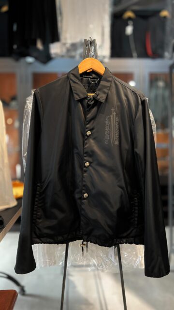 .

◇RIGGINS FBRC クロス プリント コーチジャケット  L
¥395,780

背面に大胆なクロスプリントが施された存在感抜群の一着。
シンプルなコーチジャケットに、クロムハーツらしい重厚なグラフィックが映えるデザインです。
軽やかな着心地ながらも、高級感あふれる質感と細部までこだわり抜かれたディテールが魅力。
シーズンを問わず、幅広いスタイリングにマッチします。

——————

すべてLIFE仙台中倉店とオンラインショップで販売中。
店舗ではご試着も可能です。

クロムハーツの販売はもちろん、買取も行っています。

＜買取方法＞ 店舗買取・宅配買取の2種類
＜事前見積＞ 売りたいお品物の写真を送るだけでおおよその買取金額がわかる
LINE無料仮査定サービスを実施中！
＜査定費用＞ 事前見積・買取・送料・キャンセルなどすべて無料！
お客様のご負担は一切ございません。

詳しくはプロフィールリンクをご覧ください✅

買取/販売に関するお問い合わせはコメントまたはDMまで。

——————

LIFE仙台中倉店
〒984-0821 宮城県仙台市若林区中倉3丁目17-57

#クロムハーツ #クロムハーツ好きな人と繋がりたい #chromehearts #chromeheartsjapan #クロムハーツアウター #クロムハーツジャケット #クロムハーツコーチジャケット #クロムハーツファッション #クロムハーツ中古 #クロムハーツ仙台 #仙台古着 #仙台ブランド古着 #ブランド古着 #ブランド古着買取 #ブランド古着販売