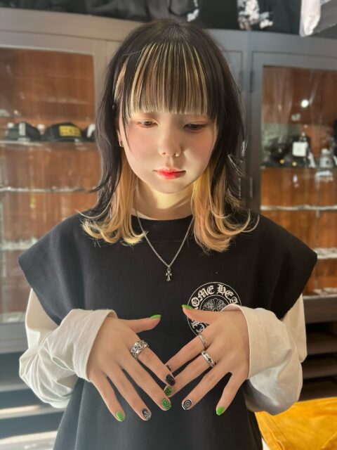 .

＜着用アイテム＞

◇OLD ホースシュー プリント 断ち切り スリーブレス スウェット トレーナー ブラック系 S（原本無）
¥54,978

◇PENTAGON BS FLR ペンタゴン フレア リング シルバー系 12号（原本無）
¥159,280

◇18KWG WEDDING BAND ウェディング バンド リング シルバー系 12.5号（原本無）
¥129,580

◇NECKCHAIN ロールチェーン R18 18inch シルバー系（原本無）
¥98,978

◇NEGATIVE CH PLUS ネガティブ CHプラス リング シルバー系 9.5号（原本無）
¥109,978

◇CRS BBYFAT SAP ベイビーファット チャーム 両面1Pサファイア ペンダントトップ（原本無）
¥205,480

——————

すべてLIFE仙台中倉店とオンラインショップで販売中。
店舗ではご試着が可能です。

クロムハーツの販売はもちろん、買取も行っています。

＜買取方法＞店舗買取・宅配買取の2種類
＜事前見積＞売りたいお品物の写真を送るだけでおおよその買取金額がわかる
LINE無料仮査定サービスを行っています！
＜査定費用＞事前見積・買取・送料・キャンセルなどすべて無料！
お客様が負担することはございません。

詳しくはプロフィールリンクをご覧くださいませ。

——————

𝐖𝐈𝐍𝐓𝐄𝐑 𝐂𝐀𝐌𝐏𝐀𝐈𝐆𝐍 ⛄️
クロムハーツをはじめ、スニーカー・小物・アウターなど
冬物アイテムの買取を強化中。

📦 店舗・宅配どちらでも受付
💰 まとめ売りで買取金額アップ
🚚 査定・送料・キャンセル料すべて無料

開催期間：11月1日（土）〜11月15日（土）

―――――

#クロムハーツ #ChromeHearts #クロムハーツリング #クロムハーツネックレス #クロムハーツスウェット #クロムハーツペンダント #クロムハーツコーデ #クロムハーツファッション #クロムハーツスタイル #ブランド古着 #ブランド古着屋 #ブランド古着販売 #ブランド古着買取 #ブランド買取 #ブランド買取専門店 #仙台古着 #仙台ブランド古着 #仙台ブランド買取 #lifesendai