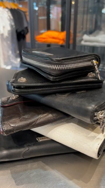 .

＜PICK UP＞

◇CHROME HEARTS WAVE Cross Ball Button Leather Wallet
¥62,678

◇CHROME HEARTS WAVE Cross Ball Leather Wallet
¥186,780

◇CHROME HEARTS REC F ZIP Double Flare Knee Round Zip Long Leather Wallet
¥103,378

◇CHROME HEARTS SQ ZIP BILL Square Zip Leather Wallet
¥186,780

◇CHROME HEARTS 2ZIP Cross Ball Button Nylon Wallet
¥59,378

◇CHROME HEARTS 2ZIP Cross Ball Button Leather Wallet
¥59,378

——————

すべて LIFE仙台中倉店 と オンラインショップ にて販売中。
店舗ではご試着も可能です。

クロムハーツの販売はもちろん、買取も行っております。

＜買取方法＞ 店舗買取・宅配買取の2種類
＜事前見積＞ 売りたいお品物の写真を送るだけで、おおよその買取金額をお知らせ
LINE無料仮査定サービスを実施中！
＜査定費用＞ 事前見積・買取・送料・キャンセルなどすべて無料
お客様のご負担は一切ございません。

詳しくはプロフィールリンクからご覧ください。

——————

𝐖𝐈𝐍𝐓𝐄𝐑 𝐂𝐀𝐌𝐏𝐀𝐈𝐆𝐍 ⛄️
クロムハーツをはじめ、スニーカー・小物・アウターなど
冬物アイテムの買取を強化中。

📦 店舗・宅配どちらでも受付
💰 まとめ売りで買取金額アップ
🚚 査定・送料・キャンセル料すべて無料

開催期間：11月1日（土）〜11月15日（土）

―――――

#クロムハーツ #ChromeHearts #クロムハーツウォレット #クロムハーツ財布 #クロムハーツレザー #クロムハーツ買取 #クロムハーツ販売 #クロムハーツファッション #ブランド古着 #ブランド古着屋 #ブランド古着販売 #ブランド古着買取 #ブランド買取 #ブランド買取専門店 #仙台古着 #仙台ブランド古着 #仙台ブランド買取 #lifesendai