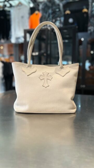 .

◇FS TOTE クロスパッチ レザー トートバッグ ホワイト系【中古】
¥274,780

——————

存在感のあるクロスパッチがポイントのFSトート。
ホワイトレザーの柔らかな雰囲気と、クロムハーツらしい重厚さが共存した一品。
容量もあり、普段使いから特別なシーンまで幅広く活躍します。

——————

すべてLIFE仙台中倉店とオンラインショップで販売中。
店舗ではご試着も可能です。

クロムハーツの販売はもちろん、買取も行っています！

＜買取方法＞店舗買取・宅配買取の2種類
＜事前見積＞売りたいお品物の写真を送るだけでおおよその買取金額がわかる
LINE無料仮査定サービスを実施中！
＜査定費用＞事前見積・買取・送料・キャンセルなどすべて無料。
お客様が負担することはございません。

詳しくはプロフィールリンクをご覧ください✅
LINE追加はハイライトからも可能です。

——————

LIFE仙台中倉店
〒984-0821
宮城県仙台市若林区中倉3丁目17-57