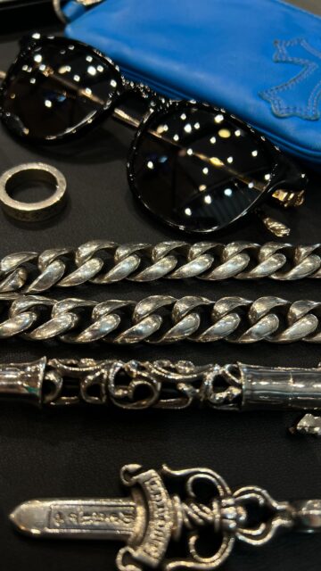 .
⁡
𝐂𝐇𝐑𝐎𝐌𝐄 𝐇𝐄𝐀𝐑𝐓𝐒
人気のアイテムをピックアップ.

◇4カラー ローラー ボールペン
¥395,780

◇ラージダガー ペンダントトップ
¥230,780

◇メタルフレーム ウェリントン 眼鏡 サングラス 49□20-145 レザーケース付
¥144,078

◇クロスパッチ ダガージップ スクロールラベル ジッパーチェンジ リストレット コインケース
¥197,780

◇ショート 2クリップ クラシック ウォレットチェーン
¥1,055,780

◇SBT バンド リング 9.5号
¥87,978

◇クラシック オーバルクロス リング 21.5号
¥193,380

◇6mm スペーサー ダガー リング 14号
¥72,578

◇ラージダガー ペンダントトップ
¥230,780

——————

すべてLIFE仙台中倉店とオンラインショップで販売中。
店舗ではご試着も可能です。

クロムハーツの販売はもちろん、買取も行っています！

＜買取方法＞店舗買取・宅配買取の2種類
＜事前見積＞売りたいお品物の写真を送るだけでおおよその買取金額がわかる
LINE無料仮査定サービスを実施中！
＜査定費用＞事前見積・買取・送料・キャンセルなどすべて無料。
お客様が負担することはございません。

詳しくはプロフィールリンクをご覧ください✅
LINE追加はハイライトからも可能です。

——————

LIFE仙台中倉店
〒984-0821
宮城県仙台市若林区中倉3丁目17-57

#クロムハーツ #ChromeHearts #chromehearts #chromeheartsjapan #クロムハーツ好きと繋がりたい #クロムハーツ買取 #クロムハーツ仙台 #仙台古着 #ブランド古着 #ブランド古着買取 #ブランド古着販売 #ブランド買取 #買取販売 #ブランド古着LIFE #lifesendai