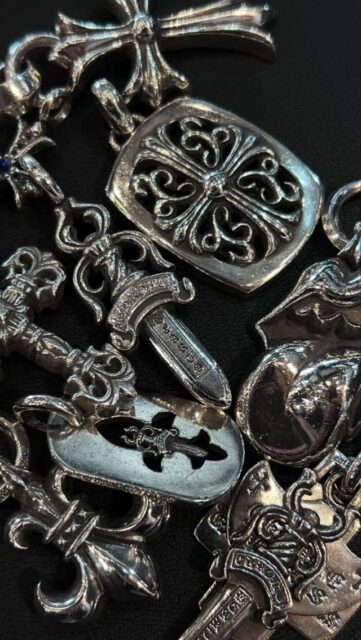 【CHROME HEARTS👑2025 COLLECTION】

LIFEで2025年にお買取り、販売させていただいた商品のほんの一部ですがご紹介いたします👏ぜひご覧ください👀✨

＜紹介アイテム＞

※今回は今までにLIFEで買取、販売をさせていただいた商品のご案内となっており、既に在庫のない商品でございます。

ご紹介させていただいた商品以外にLIFEでは現在400点以上の在庫を取り揃えております✨
素材感・重厚感・サイズ感など、ぜひ直接ご覧ください。

店舗ではご試着もOK！
商品詳細が気になる方はお気軽にお問い合わせくださいませ。

▶︎詳細はプロフィールリンクから✔︎
＿＿＿＿＿＿＿＿＿＿＿＿＿＿＿＿＿＿＿＿＿＿＿＿＿＿

🎍🐎 新春！午年は“うまくいく”買取キャンペーン 🐎🎍

2026年のスタートは、
売るほど「うまくいく」新春企画から！

大人気の買取キャンペーン✨
お客様全員で総額100万円を山分け！

・3点成立 → ＋500円
・5点成立 → ＋3,000円
・7点成立 → ＋10,000円
・10点成立 → ＋15,000円
・20点成立 → ＋20,000円
・30点成立 → ＋50,000円

さらに！
通常よりも、点数に応じた上乗せ金額がUP！

2026年も、買取はぜひ LIFE で！
本年もどうぞよろしくお願いいたします✨

📅 開催期間
2026/01/01〜01/15
＿＿＿＿＿＿＿＿＿＿＿＿＿＿＿＿＿＿＿＿＿＿＿＿＿＿

#クロムハーツ #ChromeHearts #クロムハーツアクセ #クロムハーツリング クロムハーツネックレス クロムハーツ眼鏡 クロムハーツ財布 chromeheartstyle 古着男子 古着女子 ブランド古着LIFE 仙台古着 古着男子 古着女子 仙台古着 ブランド古着屋 ブランド古着販売 ブランド古着買取 ブランド買取 lifesendai