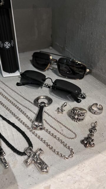 宮城県仙台市に店舗を構えるLIFEのクロムハーツ入荷情報です
人気の高いクロムハーツのアパレルをご紹介
ファン必見のラインナップ、ぜひ最後までご覧ください
オンライン・店頭にて販売しております

クロムハーツ取扱総数300点超え
アクセサリーはもちろん、財布・バッグ・衣類・帽子・ライターなど小物も取り揃えております
すべての在庫はプロフィールにあるオンラインストアからご覧くださいませ

＜紹介アイテム＞

1. EADER ダブルブリッジ サングラス ゴールド×ブラック
¥142,780

2. PILLS III リムレス サングラス ブラック
¥296,780

3. バルカンクロス レザーブレード ネックレス
¥109,978

4. クロステイル ボトルオープナー
¥142,780

5. スターオブダビデ チャーム ペンダントトップ
¥153,780

6. キーパー リング 約24号
¥296,780

7. スモール スクロールラベル リング 7.5号
¥84,678

8. NEチェーン ネックレス 20インチ
¥219,780

9. ロールチェーン ネックレス 20インチ
¥137,280

10. 1ボール BSフレア チャーム ペンダントトップ
¥175,780

ご紹介している商品は店頭・オンラインストアで販売中。
店頭では直接ご覧いただけます。
重量感・細部の彫り・サイズ感など、
ぜひ実物でお確かめください。

——————

クロムハーツ買取販売専門店LIFEは【宮城県】に店舗を構えております。
LIFE仙台中倉店・仙台六丁の目店とオンラインショップで販売中。
店舗ではご試着も可能です。

＜買取方法＞店舗買取・宅配買取の2種類
＜事前見積＞売りたいお品物の写真を送るだけでおおよその買取金額がわかる
LINE無料仮査定サービスを実施中！
＜査定費用＞事前見積・買取・送料・キャンセルなどすべて無料。
お客様が負担することはございません。

詳しくはプロフィールリンクをご覧ください✅
LINE追加はハイライトからも可能です。

——————

#lifesendai
#クロムハーツ
#ChromeHearts
#クロムハーツアクセ
#クロムハーツリング
クロムハーツネックレス
クロムハーツピアス
クロムハーツウォレットチェーン
chromeheartstyle
ブランド買取
クロムハーツ中古
クロムハーツ買取
クロムハーツ宮城
クロムハーツ仙台