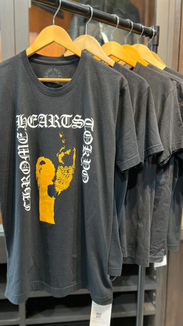 宮城県仙台市に店舗を構えるLIFEのクロムハーツ入荷情報です
人気の高いクロムハーツのアパレルをご紹介
ファン必見のラインナップ、ぜひ最後までご覧ください
オンライン・店頭にて販売しております

クロムハーツ取扱総数300点超え
アクセサリーはもちろん、財布・バッグ・衣類・帽子・ライターなど小物も取り揃えております
すべての在庫はプロフィールにあるオンラインストアからご覧くださいませ

＜紹介アイテム＞

1. 東京限定 青山20周年記念 Tシャツ ブラック L
¥54,978

2. フォティ スキッピー Tシャツ ブラック S
¥29,678

3. ドーバーストリートマーケット ホースシューロゴ Tシャツ ブラック L
¥49,478

4. Tバー スターロゴ Tシャツ ブラック M
¥49,478

5. 東京限定 バックロゴ Tシャツ ブラック M
¥49,478

6. USAロゴ プリント Tシャツ ブラック M
¥43,868

ご紹介している商品は店頭・オンラインストアで販売中。
店頭では直接ご覧いただけます。
重量感・細部の彫り・サイズ感など、
ぜひ実物でお確かめください。

——————

クロムハーツ買取販売専門店LIFEは【宮城県】に店舗を構えております。
LIFE仙台中倉店・仙台六丁の目店とオンラインショップで販売中。
店舗ではご試着も可能です。

＜買取方法＞店舗買取・宅配買取の2種類
＜事前見積＞売りたいお品物の写真を送るだけでおおよその買取金額がわかる
LINE無料仮査定サービスを実施中！
＜査定費用＞事前見積・買取・送料・キャンセルなどすべて無料。
お客様が負担することはございません。

詳しくはプロフィールリンクをご覧ください✅
LINE追加はハイライトからも可能です。

——————

#lifesendai
#クロムハーツ
#ChromeHearts
#クロムハーツアクセ
#クロムハーツリング
クロムハーツネックレス
クロムハーツピアス
クロムハーツウォレットチェーン
chromeheartstyle
ブランド買取
クロムハーツ中古
クロムハーツ買取
クロムハーツ宮城
クロムハーツ仙台