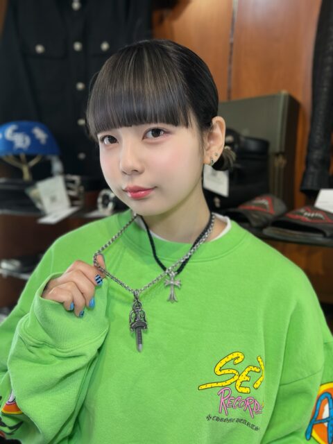 𝐂𝐇𝐑𝐎𝐌𝐄 𝐇𝐄𝐀𝐑𝐓𝐒.

宮城県仙台市に店舗を構えるLIFEのスタッフがクロムのアイテムを着用してみました
着用したお品物はオンライン・店頭にて販売しております

クロムハーツ取扱総数300点超え
アクセサリーはもちろん、財布・バッグ・衣類・帽子・ライターなど小物も取り揃えております
すべての在庫はプロフィールにあるオンラインストアからご覧くださいませ

<着用アイテム>
×MATTY BOY SEX RECORDS スウェット
¥136,180

<着用サイズ>
表記サイズ　XL
実寸サイズ
肩幅：約59cm
着丈：約60.5cm
身幅：約60cm
袖丈：約60.5cm

ご紹介している商品は店頭・オンラインストアで販売中。
店頭では直接ご覧いただけます。
重量感・細部の彫り・サイズ感など、
ぜひ実物でお確かめください。

——————

クロムハーツ買取販売専門店LIFEは【宮城県】に店舗を構えております。
LIFE仙台中倉店・仙台六丁の目店とオンラインショップで販売中。
店舗ではご試着も可能です。

＜買取方法＞店舗買取・宅配買取の2種類
＜事前見積＞売りたいお品物の写真を送るだけでおおよその買取金額がわかる
LINE無料仮査定サービスを実施中！
＜査定費用＞事前見積・買取・送料・キャンセルなどすべて無料。
お客様が負担することはございません。

詳しくはプロフィールリンクをご覧ください✅
LINE追加はハイライトからも可能です。

——————

#lifesendai
#クロムハーツ
#ChromeHearts
#クロムハーツアクセ
#クロムハーツリング
クロムハーツネックレス
クロムハーツピアス
クロムハーツウォレットチェーン
chromeheartstyle
ブランド買取
クロムハーツ中古
クロムハーツ買取
クロムハーツ宮城
クロムハーツ仙台