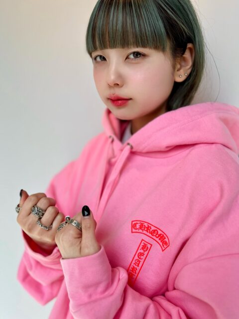 𝐂𝐇𝐑𝐎𝐌𝐄 𝐇𝐄𝐀𝐑𝐓𝐒.

宮城県仙台市に店舗を構えるLIFEのスタッフがクロムのアイテムを着用してみました
着用したお品物はオンライン・店頭にて販売しております

クロムハーツ取扱総数300点超え
アクセサリーはもちろん、財布・バッグ・衣類・帽子・ライターなど小物も取り揃えております
すべての在庫はプロフィールにあるオンラインストアからご覧くださいませ

＜着用アイテム＞

・ オンライン限定 シルバーグロメット付き バックアーチロゴ
プルオーバー スウェット パーカー フーディー XL
¥186,780

<着用サイズ>
表記サイズ XL
実寸サイズ
肩幅：約61cm
着丈：約75cm
身幅：約72.5cm
袖丈：約70cm

ご紹介している商品は店頭で直接ご覧いただけます。
重量感・細部の彫り・サイズ感など、
ぜひ実物でお確かめください。

——————

クロムハーツ買取販売専門店LIFEは【宮城県】に店舗を構えております。
LIFE仙台中倉店・仙台六丁の目店とオンラインショップで販売中。
店舗ではご試着も可能です。

＜買取方法＞店舗買取・宅配買取の2種類
＜事前見積＞売りたいお品物の写真を送るだけでおおよその買取金額がわかる
LINE無料仮査定サービスを実施中！
＜査定費用＞事前見積・買取・送料・キャンセルなどすべて無料。
お客様が負担することはございません。

詳しくはプロフィールリンクをご覧ください✅
LINE追加はハイライトからも可能です。

——————

#lifesendai
#クロムハーツ
#ChromeHearts
#クロムハーツアクセ
#クロムハーツリング
クロムハーツネックレス
クロムハーツピアス
クロムハーツウォレットチェーン
chromeheartstyle
ブランド買取
クロムハーツ中古
クロムハーツ買取
クロムハーツ宮城
クロムハーツ仙台