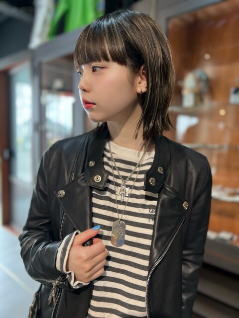 𝐂𝐇𝐑𝐎𝐌𝐄 𝐇𝐄𝐀𝐑𝐓𝐒.
宮城県仙台市に店舗を構えるLIFEのスタッフがクロムのアイテムを着用してみました
着用したお品物はオンライン・店頭にて販売しております
クロムハーツ取扱総数300点超え
アクセサリーはもちろん、財布・バッグ・衣類・帽子・ライターなど小物も取り揃えております
すべての在庫はプロフィールにあるオンラインストアからご覧くださいませ
<着用アイテム>
・ クロスボールボタン ダガージップ スクロールラベル ガンスリンガー レザー セミダブルライダース ジャケット S
¥769,780
・ スリートリンケッツ ペンダントトップ
¥190,080
・ 氷室京介 エンジェル ホースシュー ラージ ドッグタグ ペンダントトップ
¥175,780
<着用サイズ>
表記サイズ S
実寸サイズ
肩幅:約40cm
着丈:約56cm
身幅:約44cm
袖丈:約57cm
ご紹介している商品は店頭・オンラインストアで販売中。
店頭では直接ご覧いただけます。
重量感・細部の彫り・サイズ感など、
ぜひ実物でお確かめください。
——————
クロムハーツ買取販売専門店LIFEは【宮城県】に店舗を構えております。
LIFE仙台中倉店・仙台六丁の目店とオンラインショップで販売中。
店舗ではご試着も可能です。
<買取方法>店舗買取・宅配買取の2種類
<事前見積>売りたいお品物の写真を送るだけでおおよその買取金額がわかる
LINE無料仮査定サービスを実施中!
<査定費用>事前見積・買取・送料・キャンセルなどすべて無料。
お客様が負担することはございません。
詳しくはプロフィールリンクをご覧ください✅
LINE追加はハイライトからも可能です。
——————
#lifesendai
#クロムハーツ
#ChromeHearts
#クロムハーツアクセ
#クロムハーツリング
クロムハーツネックレス
クロムハーツピアス
クロムハーツウォレットチェーン
chromeheartstyle
ブランド買取
クロムハーツ中古
クロムハーツ買取
クロムハーツ宮城
クロムハーツ仙台