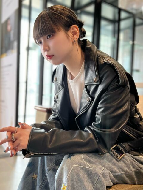 𝐂𝐇𝐑𝐎𝐌𝐄 𝐇𝐄𝐀𝐑𝐓𝐒.
宮城県仙台市に店舗を構えるLIFEのスタッフがクロムのアイテムを着用してみました
着用したお品物はオンライン・店頭にて販売しております
クロムハーツ取扱総数300点超え
アクセサリーはもちろん、財布・バッグ・衣類・帽子・ライターなど小物も取り揃えております
すべての在庫はプロフィールにあるオンラインストアからご覧くださいませ
<着用アイテム>
JJディーン スクロールサイドダブルバックル クロスボールボタン レザージャケット
¥1,427,800
<着用サイズ>
表記サイズ S
実寸サイズ
肩幅:約48cm
着丈:約53cm
身幅:約45.5cm
袖丈:約53.5cm
ご紹介している商品は店頭・オンラインストアで販売中。
店頭では直接ご覧いただけます。
重量感・細部の彫り・サイズ感など、
ぜひ実物でお確かめください。
——————
クロムハーツ買取販売専門店LIFEは【宮城県】に店舗を構えております。
LIFE仙台中倉店・仙台六丁の目店とオンラインショップで販売中。
店舗ではご試着も可能です。
<買取方法>店舗買取・宅配買取の2種類
<事前見積>売りたいお品物の写真を送るだけでおおよその買取金額がわかる
LINE無料仮査定サービスを実施中!
<査定費用>事前見積・買取・送料・キャンセルなどすべて無料。
お客様が負担することはございません。
詳しくはプロフィールリンクをご覧ください✅
LINE追加はハイライトからも可能です。
——————
#lifesendai
#クロムハーツ
#ChromeHearts
#クロムハーツアクセ
#クロムハーツリング
クロムハーツネックレス
クロムハーツピアス
クロムハーツウォレットチェーン
chromeheartstyle
ブランド買取
クロムハーツ中古
クロムハーツ買取
クロムハーツ宮城
クロムハーツ仙台